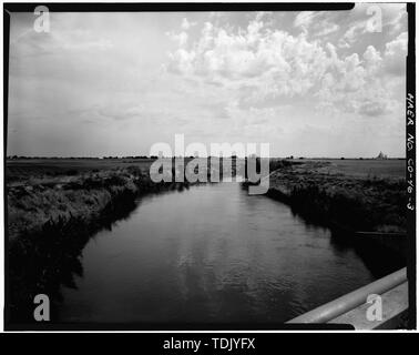 O'BRIAN Kanal fließt durch Weizenfelder in der Nähe von East 104 Avenue und der I-76 in Adams County - O'Brian Canal, South Platte River Einzugsgebiet Nördlichste von Denver, Brighton, Adams County, CO Stockfoto