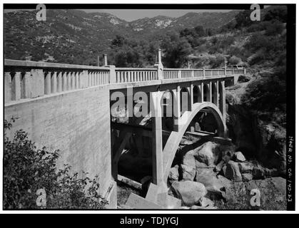 OAK GROVE BRÜCKE AUF MINERAL KING'S ROAD, drei Viertel, mit Blick nach Norden - Generäle Autobahn, drei Flüsse, Tulare County, CA Stockfoto