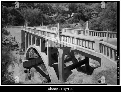 OAK GROVE BRÜCKE AUF MINERAL KING'S ROAD, DREI VIERTEL BLICK NACH WESTEN SÜDWESTEN - Generäle Autobahn, drei Flüsse, Tulare County, CA Stockfoto