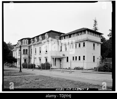 OBLIQUE kontextbezogene Ansicht von Nordosten, Norden und Osten Wände hinaus, UND ALLE DER OSTWAND DER MÜHLEN HALLE NORD FLÜGEL. - Mühlen Hall, Mills College, 5000 MacArthur Boulevard, Oakland, Alameda County, CA Stockfoto