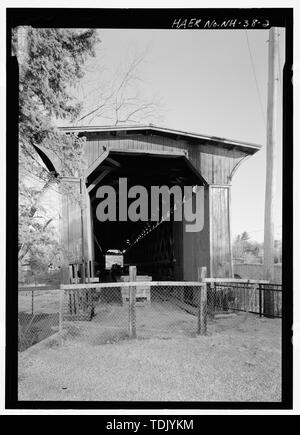 OBLIQUE ELEVATION, NORTHWEST PORTAL Suche nach Südosten. - Contoocook Eisenbahnbrücke, Spanning Contoocook River an der ehemaligen Boston und Maine Railroad (ursprünglich Eintracht und Claremont Eisenbahn), Hopkinton, Merrimack County, NH Stockfoto