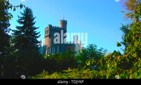 Eine schöne Aufnahme neben einer alten Mauer der Burg in Polen - mit einem schönen blauen Himmel - Terrasse mit Blick auf den Park im Norden der Stadt - Januar 2019 Stockfoto