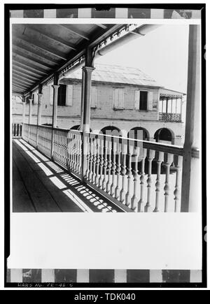 OBLIQUE ANSICHT VON DER ZWEITEN ETAGE BALKON, nach Südwesten; GEBÄUDE IM HINTERGRUND IST STRAND GADE 1 - Custom House, Custom House Street, Frederiksted, St. Croix, VI; Henle, Fritz, Fotograf; Gjessing, Frederick C, Historiker; Barker, Jack, Historiker Stockfoto