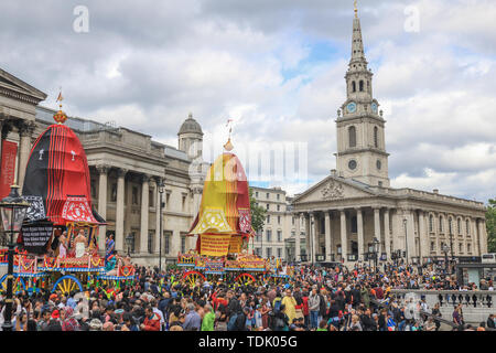 Tausende von Pilgern und Gläubigen teilnehmen, während der Wagen Festival. Rathayatra, einer Prozession durch die Londoner Trafalgar Square, das Bewegen des Ratha, eine hölzerne deula-förmige Wagen mit Gottheiten Jagannath (Vishnu Avatar), Balabhadra (sein Bruder), Subhadra (seine Schwester) und Sudarshana Chakra. Stockfoto