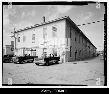 Schrägansicht DER VORDER- UND DER NORDSEITE nach Südwesten - U.S. Naval Air Station, Magazingebäude, Pensacola, Escambia County, FL Stockfoto