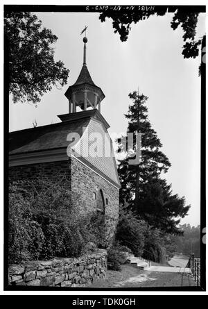 Schrägansicht der vorderen Fassade - Alte Niederländische Reformierte Kirche, Albany Post Road (U.S. Route 9), Tarrytown, Westchester County, NY Stockfoto