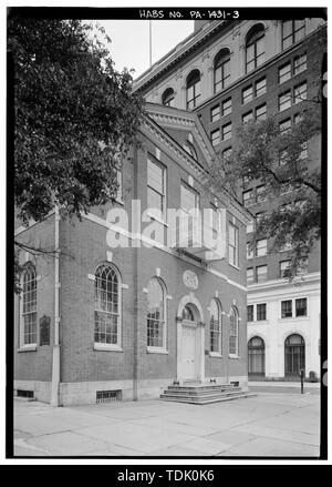 Schrägansicht IN HÖHE VON NORDOSTEN. 1975. - Kongresshalle, die Sechste und die Kastanie Straßen, Philadelphia, Philadelphia County, PA Stockfoto