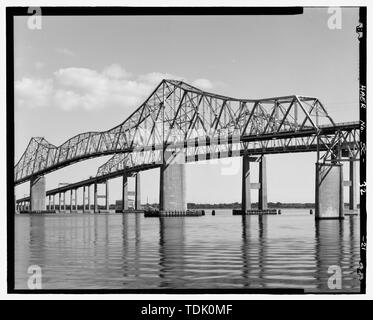Schrägansicht der NORDSEITE VON COOPER RIVER ÜBERSPANNEN von RANGE MARKER IN DER NÄHE VON DRUM INSEL, nach Südosten - Grace Memorial Bridge, U.S. Highway 17 spanning Cooper River und die Stadt Creek, Charleston, Charleston County, SC; Waddell und Hardesty; Mc Clintic-Marshall; die Stiftung Unternehmen; Virginia Brücke und Iron Company; C.E. Hillyer Firma; Südcarolina Verkehrsministerium; Allen, Charles R; Barkerding, Harry; die Gnade, John P; Sullivan, J Frank; Cooper River Bridge, Inc.; US-Krieg Abteilung; S.M. Byllesby und Unternehmen; Shinners, J J; Pohl, W, H; Allen, Charles K; Insel der Palmen, Inc.; Hardaw Stockfoto