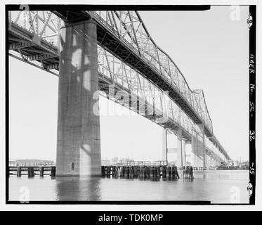 Schrägansicht DER NORDEN DER STADT CREEK FREITRAGENDE SPANNWEITE VON DRUM INSEL, nach Südwesten in Richtung CHARLESTON - Grace Memorial Bridge, U.S. Highway 17 spanning Cooper River und die Stadt Creek, Charleston, Charleston County, SC; Waddell und Hardesty; Mc Clintic-Marshall; die Stiftung Unternehmen; Virginia Brücke und Iron Company; C.E. Hillyer Firma; Südcarolina Verkehrsministerium; Allen, Charles R; Barkerding, Harry; die Gnade, John P; Sullivan, J Frank; Cooper River Bridge, Inc.; US-Krieg Abteilung; S.M. Byllesby und Unternehmen; Shinners, J J; Pohl, W, H; Allen, Charles K; Insel der Palmen, In Stockfoto
