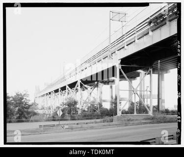 Schrägansicht der Nordseite von Bock auf der WEST END DER STADT CREEK SPAN, MIT BLICK NACH OSTEN - Grace Memorial Bridge, U.S. Highway 17 spanning Cooper River und die Stadt Creek, Charleston, Charleston County, SC; Waddell und Hardesty; Mc Clintic-Marshall; die Stiftung Unternehmen; Virginia Brücke und Iron Company; C.E. Hillyer Firma; Südcarolina Verkehrsministerium; Allen, Charles R; Barkerding, Harry; die Gnade, John P; Sullivan, J Frank; Cooper River Bridge, Inc.; US-Krieg Abteilung; S.M. Byllesby und Unternehmen; Shinners, J J; Pohl, W, H; Allen, Charles K; Insel der Palmen, Inc.; Hardaway Vertragsparteien Comp Stockfoto