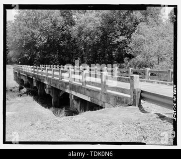 Schrägansicht der NORDSEITE DES WESTLICHEN ENDE DER BRÜCKE und Unterbau, nach Südosten - Salkehatchie Brücke, State Route Nr. 64 spanning Salkehatchie Fluss, Barnwell, Barnwell County, SC; South Carolina State Highway Department; Funderburk Bauunternehmen; South Carolina State Highway Kommission; Pennell, J Roy; Moorefield, Charles H; Bundesbüro der öffentlichen Straßen; McGowan, Samuel; Sawyer, Ben M; Barnwell, Joseph W; Gooding, W J; Newell Bauunternehmen; Newell Contracting-unternehmen; Funderbark, W G; New South Mitarbeiter, Auftragnehmer; Calloway, Deborah, Sender; South Carolina Depa Stockfoto