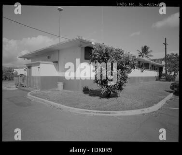 OBLIQUE Ansicht von Nordwesten und Südwesten, zeigt die Projektion im Foyer. - U.S. Naval Base, Pearl Harbor, Erste Hilfe und Dekontamination Gebäude, Wasp Boulevard in der Nähe von Ranger Loop, Pearl City, Honolulu County, HI Stockfoto