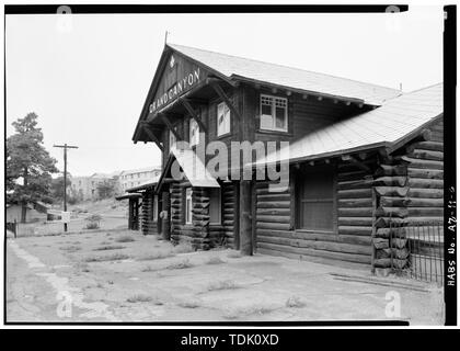 OBLIQUE ANSICHT VON SÜDEN DER ERHEBUNG VOM SÜDOSTEN - Railroad Depot, Grand Canyon, Coconino County, AZ Stockfoto