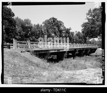 Schrägansicht DER SÜDLICHEN SEITE DER WESTLICHEN ENDE DER BRÜCKE und Unterbau, nach Nordosten - Salkehatchie Brücke, State Route Nr. 64 spanning Salkehatchie Fluss, Barnwell, Barnwell County, SC; South Carolina State Highway Department; Funderburk Bauunternehmen; South Carolina State Highway Kommission; Pennell, J Roy; Moorefield, Charles H; Bundesbüro der öffentlichen Straßen; McGowan, Samuel; Sawyer, Ben M; Barnwell, Joseph W; Gooding, W J; Newell Bauunternehmen; Newell Contracting-unternehmen; Funderbark, W G; New South Mitarbeiter, Auftragnehmer; Calloway, Deborah, Sender; South Carolina Depa Stockfoto