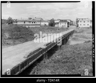 Schrägansicht DER BRÜCKE aus Südosten. - Puente de la Marina, San Lorenzo-Florida und Cerro Gordo Nachbarschaften, Spanning Rio Grande de Loiza River bei Narciso Varona-Suarez Street, San Lorenzo, San Lorenzo Municipio, PR; Nones, Rafael; Benitez-Rexach, Luis; Lopez, Adolfo; Pumarada-O'Neill, Luis, Historiker; Mendez-Caratini, Hector, Fotograf Stockfoto