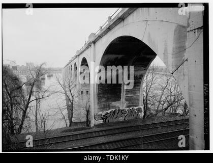 Schrägansicht, SUCHE NE AUS WEST BANK VON SUSQUEHANNA RIVER, DAS INNERE DES RADKASTENS BARREL. Hinweis LÄNGS- bau. - Philadelphia und Lesen Eisenbahn, Susquehanna River Bridge, Spanning Susquehanna River, nördlich der I-83 Brücke, Harrisburg, Dauphin County, PA; Wagner, Samuel T; Baker, Percival S; T.L. Eyre, Incorporated; James McGraw Firma; Blaw-Knox Company, Philadelphia und Lesen Railroad; konsolidierte Rail Corporation (CONRAIL); Norfolk Southern Railroad; Nolan Brüder; Philadelphia, Harrisburg und Pittsburgh Railroad; Süden Pennsylvania Railroad; DeLony, Eric N, proj Stockfoto