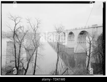 Schrägansicht, SUCHE NE AUS WEST BANK VON SUSQUEHANNA RIVER. PIERS VON SÜDEN PENNSYLVANIA RAILROAD LINKS, Philadelphia und Lesen der EISENBAHNBRÜCKE AUF DER RECHTEN SEITE. - Philadelphia und Lesen Eisenbahn, Susquehanna River Bridge, Spanning Susquehanna River, nördlich der I-83 Brücke, Harrisburg, Dauphin County, PA; Wagner, Samuel T; Baker, Percival S; T.L. Eyre, Incorporated; James McGraw Firma; Blaw-Knox Company, Philadelphia und Lesen Railroad; konsolidierte Rail Corporation (CONRAIL); Norfolk Southern Railroad; Nolan Brüder; Philadelphia, Harrisburg und Pittsburgh Railroad; Süden Pennsylvania Ra Stockfoto