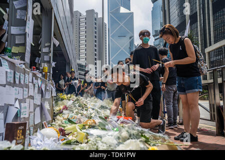 Trauernde Blumen für eine Person, der von einem Gerüst am Tag zuvor nach dem Aufhängen einer anti-auslieferungsrecht Banner fiel zu bezahlen. Millionen von Menschen werden erwartet, in eine weitere Runde der Protest fordert die Regierung von Hongkong die Auslieferung Bill zurückzutreten bis März. Stockfoto