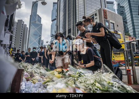 Trauernde Blumen für eine Person, der von einem Gerüst am Tag zuvor nach dem Aufhängen einer anti-auslieferungsrecht Banner fiel zu bezahlen. Millionen von Menschen werden erwartet, in eine weitere Runde der Protest fordert die Regierung von Hongkong die Auslieferung Bill zurückzutreten bis März. Stockfoto