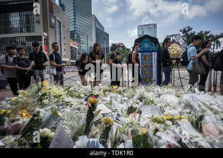 Trauernde Blumen für eine Person, der von einem Gerüst am Tag zuvor nach dem Aufhängen einer anti-auslieferungsrecht Banner fiel zu bezahlen. Millionen von Menschen werden erwartet, in eine weitere Runde der Protest fordert die Regierung von Hongkong die Auslieferung Bill zurückzutreten bis März. Stockfoto