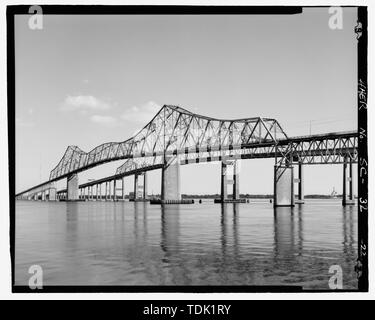 OBLIQUE WEITWINKELAUFNAHME DER NORDSEITE VON COOPER RIVER ÜBERSPANNEN von RANGE MARKER IN DER NÄHE VON DRUM INSEL, nach Südosten - Grace Memorial Bridge, U.S. Highway 17 spanning Cooper River und die Stadt Creek, Charleston, Charleston County, SC; Waddell und Hardesty; Mc Clintic-Marshall; die Stiftung Unternehmen; Virginia Brücke und Iron Company; C.E. Hillyer Firma; Südcarolina Verkehrsministerium; Allen, Charles R; Barkerding, Harry; die Gnade, John P; Sullivan, J Frank; Cooper River Bridge, Inc.; US-Krieg Abteilung; S.M. Byllesby und Unternehmen; Shinners, J J; Pohl, W, H; Allen, Charles K; Insel der Palmen, ICH Stockfoto