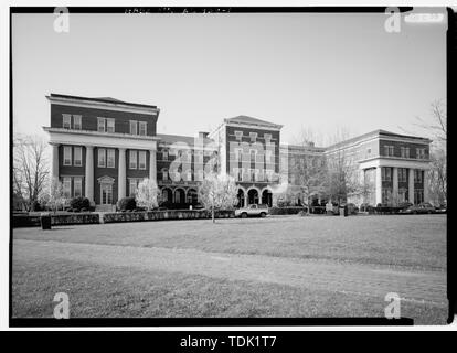 Schräg - AUSSENANSICHT, Blick nach Norden Nordwesten, MIT FRONT (Süd) ELEVATION - Main Hall, Montevallo, Shelby County, AL Stockfoto