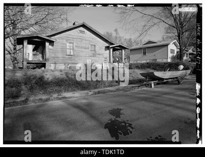 Schräg - AUSSENANSICHT, VORNE (WEST) Höhenprofil entlang CEDAR STREET EINES DOPPELTEN 2-Zimmer Ferienhaus mit klassisch gestaltete Seite Vordächer und angrenzenden Residence. - Tennessee Kohle und Eisen Arbeiter Gehäuse, aus Birmingport Straße (AL269), Birmingham, Jefferson County, AL Stockfoto