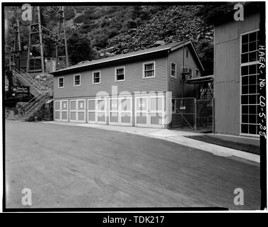 Bürogebäude mit Tiefgarage, Süden und Osten hochheben, 115-KV-UMSPANNWERK LINKS OBEN, Blick nach Westen. - Shoshone Wasserkraftwerk Komplex, 60111 U.S. Highway 6, Glenwood Springs, Garfield County, CO Stockfoto