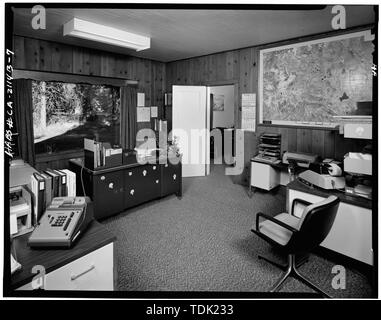 Büro Innenraum, erste Etage, Bäume durch die großen Fenster und die Karte an der Wand Lassen Volcanic National Park, Park Hauptquartier, Mineral, Tehama County, CA Stockfoto