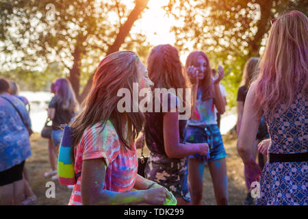 Krasnodon, Ukraine - 16. Juni 2019: Gruppe von einem jungen Menschen Farben werfen am Indian Holi Festival der Farben Stockfoto