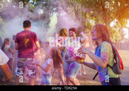 Krasnodon, Ukraine - 16. Juni 2019: Gruppe von einem jungen Menschen Farben werfen am Indian Holi Festival der Farben Stockfoto