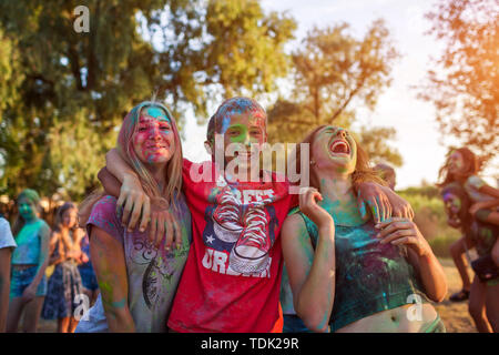 Krasnodon, Ukraine - 16. Juni 2019: Gruppe von einem jungen Freunde Farben werfen am Indian Holi Festival der Farben Stockfoto