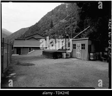 OILHOUSE - brennbare Lagerung Gebäude, im Süden und Osten hochheben, Blick nach Westen. Die BASIS DER HOCHWASSERENTLASTUNG IST AUF DER LINKEN SEITE DER ÖL HAUS; die 69-KV-Umspannwerk im Innenhof hinter dem Hauptgebäude. - Shoshone Wasserkraftwerk Komplex, 60111 U.S. Highway 6, Glenwood Springs, Garfield County, CO Stockfoto