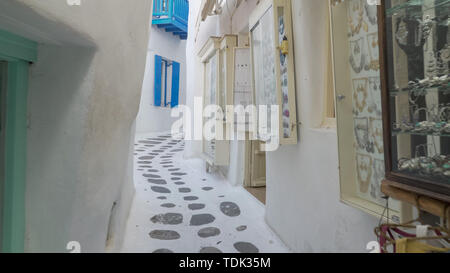 Entlang einer Straße von Mykonos in Griechenland letzten Geschäfte Stockfoto