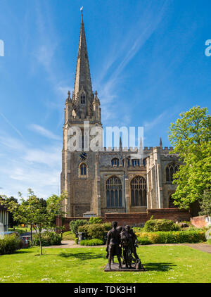 Blick auf die St. Mary's Church Saffron Walden, Essex. Blick von der Church Street Stockfoto