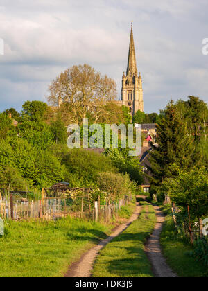 Blick auf St. Mary's Church Saffron Walden, Essex. Blick von der Zuteilungen Abendlicht Stockfoto
