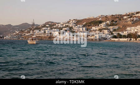 MYKONOS, Griechenland - September, 13, 2016: weitwinkelansicht ein Segelboot und den Hafen von Chora Mykonos am späten Nachmittag Stockfoto