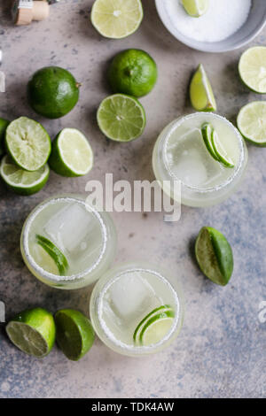 Klassische margaritas mit Salz und Limetten Stockfoto