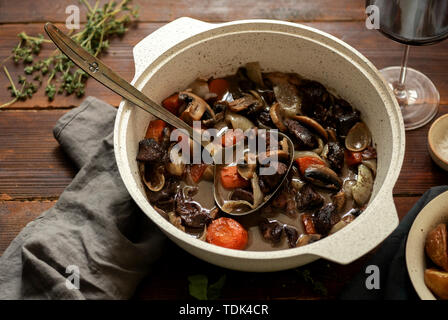 Boeuf bourgignon Rindergulasch in einer Pfanne Stockfoto