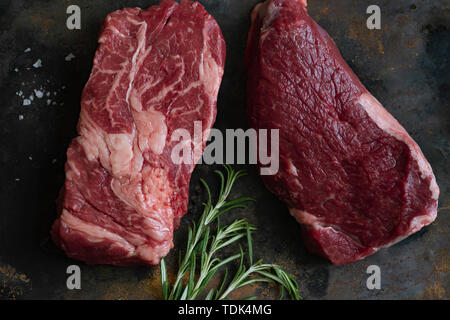 Raw Black Angus Prime beef steak Sorte mit Rosmarin, Salz und Gewürze Stockfoto