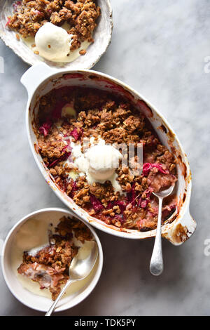 Apple Rhabarber Crumble Stockfoto