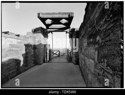 Äußere Zugbrücke, EINTRAG IN DIE SCHÜTZENDE KORRIDOR ZWISCHEN DEN RAVELIN UND DEM CASTILLO, WIE AUS GESEHEN, INNERHALB DES KORRIDORS - Castillo de San Marcos, 1 Castillo, der Hl. Augustinus, St. Johns County, FL Stockfoto