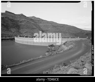 Gesamtansicht hinter Talsperre (SEE OWYHEE), mit ZUFAHRTSSTRASSE auf OSTUFER IM VORDERGRUND. Blick nach Süden. - Owyhee Dam, über Owyhee Fluss, Nyssa, Malheur County, ODER Stockfoto