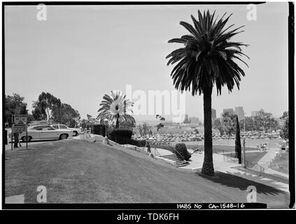 Gesamtansicht Blick nach Südwesten, Tor 2 Eintrag, Treppe, und Downtown - U.S. Naval Hospital, Park Boulevard, Balboa Park, San Diego, San Diego County, CA Stockfoto