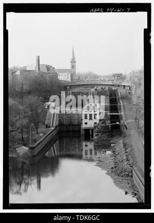 Gesamtansicht Blick von Südwesten EISENBAHNBRÜCKE MIT BLICK AUF DEN ALTEN UND NEUEN Kanal gesperrt wird. Beachten Sie die Pine Street BRÜCKE ÜBER BEIDE SÄTZE VON SCHLÖSSERN. - New York State Barge Canal, Lockport Schlösser, Richmond Avenue, Lockport, Niagara County, NY Stockfoto