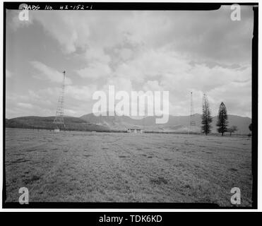 Globale SICHT DER ANTENNE TÜRME S-109, S-110 und S-111 nach Norden. Sender Gebäude (Gebäude Nr. 1) IN DER MITTE DES FOTOS UND DER WAIANAE BERGE IM HINTERGRUND. - U.S. Naval Base, Pearl Harbor, lualualei Radio Sender, Edison und Turm Antriebe, Pearl City, Honolulu County, HI Stockfoto