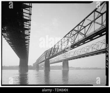 Gesamtüberblick über die Brücke (Mitte). Blick nach Nordosten. - Memphis Brücke, Spanning Mississippi River, Memphis, Shelby County, TN; Burlington Northern Railroad; Morison, George S; Noble,; Gerber, E Stockfoto