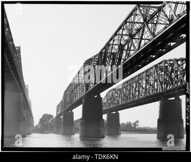 Gesamtüberblick über die Brücke (Mitte). Blick nach Südwesten. - Memphis Brücke, Spanning Mississippi River, Memphis, Shelby County, TN; Burlington Northern Railroad; Morison, George S; Noble,; Gerber, E Stockfoto