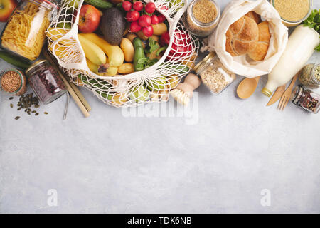 Null Abfall Konzept. Eco Tüten mit Obst und Gemüse, Gläser mit Bohnen, Linsen, Pasta. Eco-friendly Shopping, flach Stockfoto