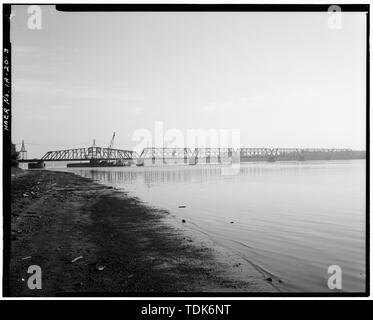 Gesamtüberblick über die Brücke und Mississippi River. Blick nach Norden. - Burlington Brücke, Burlington, Des Moines County, IA Stockfoto